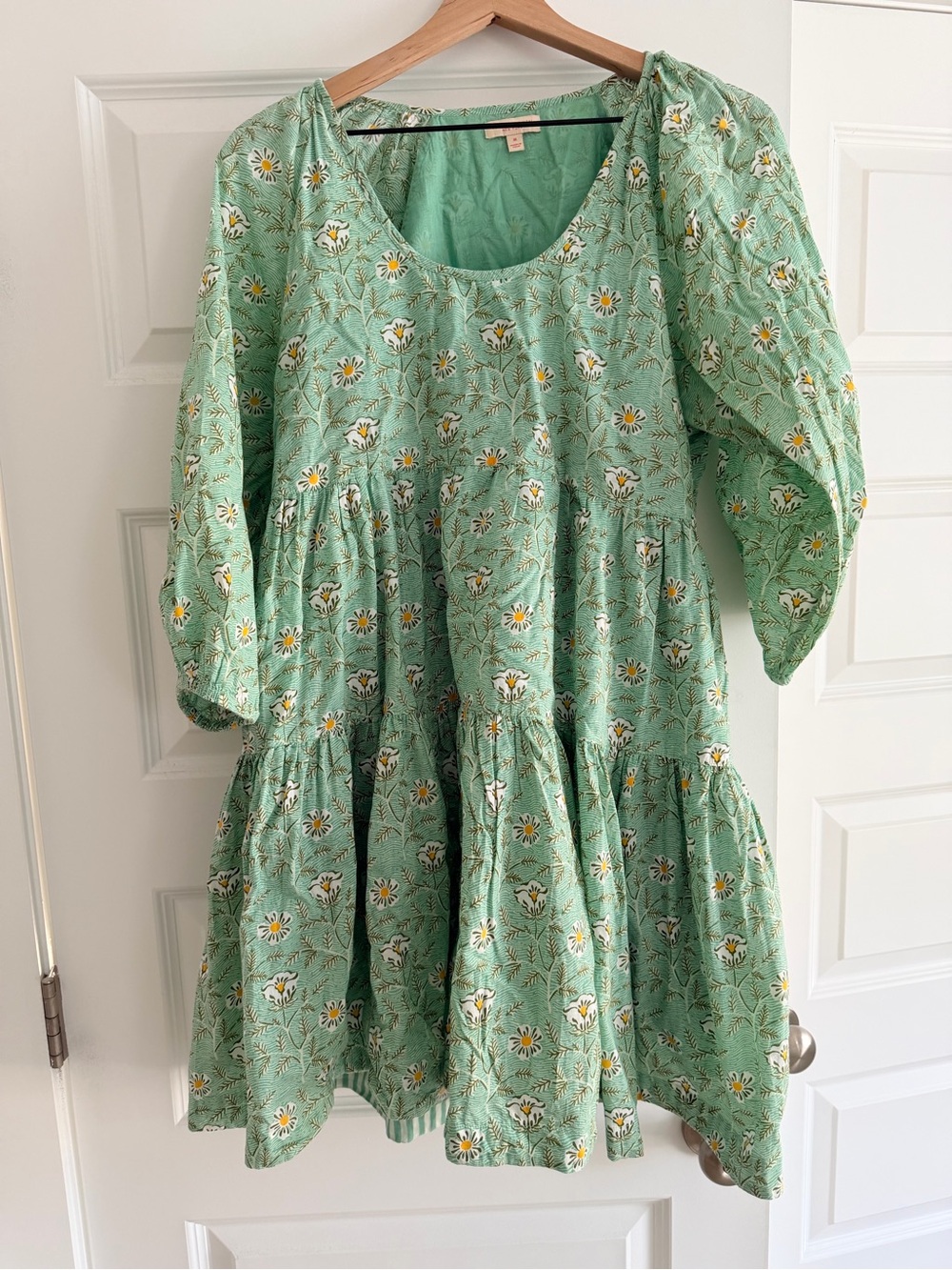 Pink Chicken Women’s Puff Sleeve dress medium